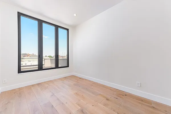 Sold by Modern Spaces | media 6