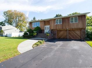20 Deerfield Ct, Babylon, NY 11702
