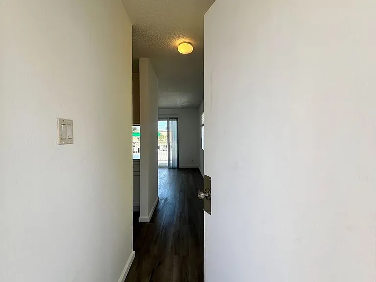 577 Freeway Dr — Photo 3