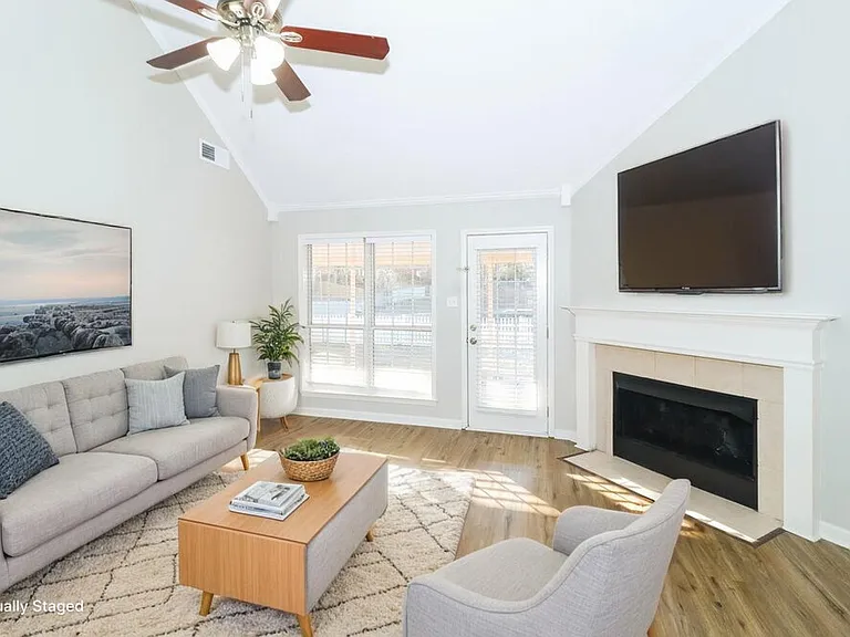 215 Lakewood Dr — Photo 5