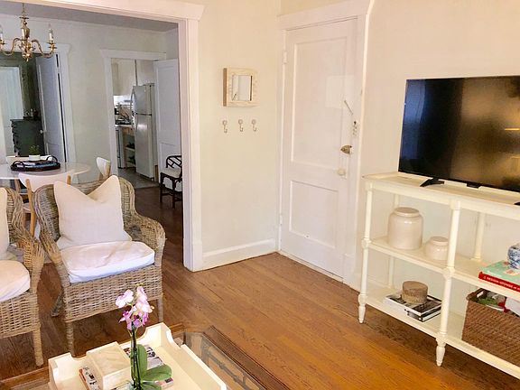 4th image of 5121 Wyandotte St #3