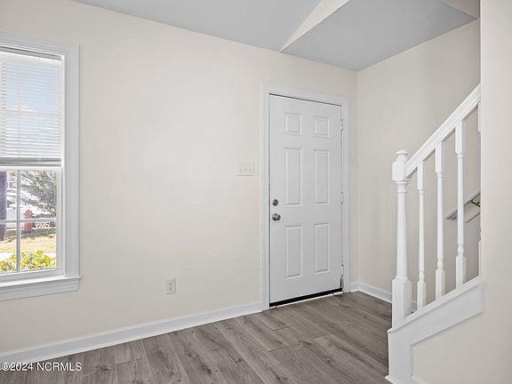 5th image of 207 Ashwood Drive