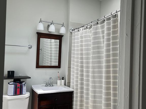 4th image of 5701 W Montrose Ave #2W
