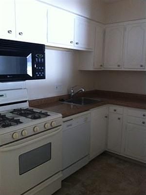 3rd image of 515 Knapp St NE APT 16