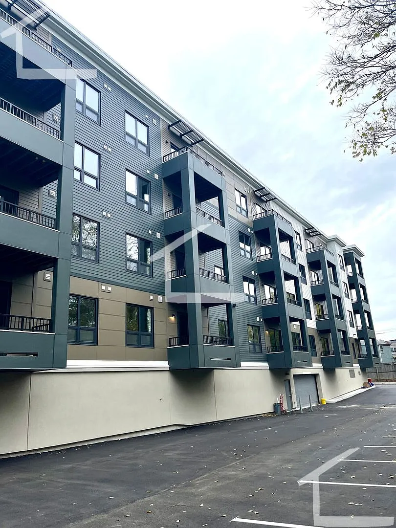 Luxury Living in West Roxbury - 2 Bed 2 Bath — Photo 4
