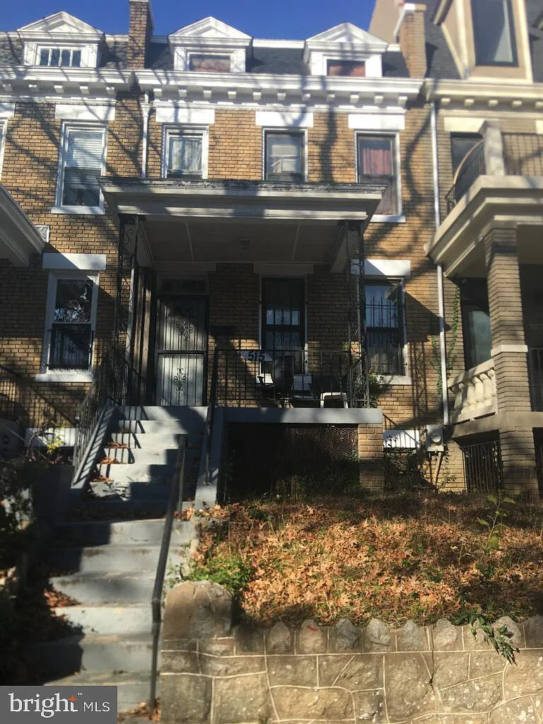 515 Kenyon St NW photo 1