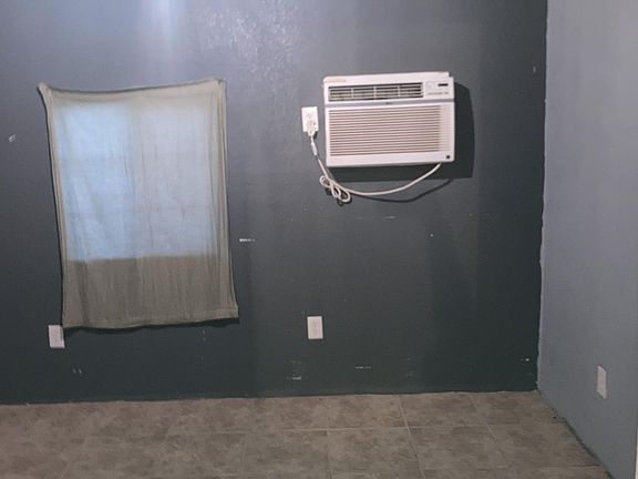2nd image of 597 Estate Gillette #El