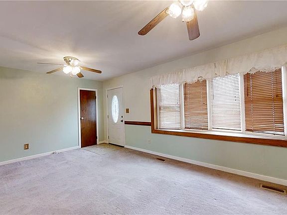 3rd image of 27 Stoneybrook Ln
