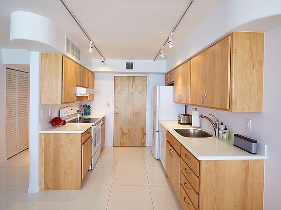 5th image of 345 Ocean Dr APT 1116