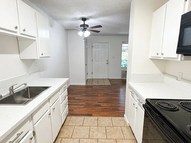 450 Laurel St — Photo 2