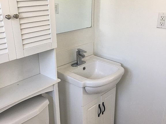 4th image of 730 NE 128th St APT 5