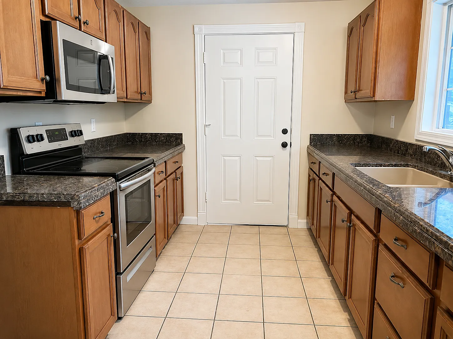 3 bed, 962 sqft, $1,825 — Photo 2