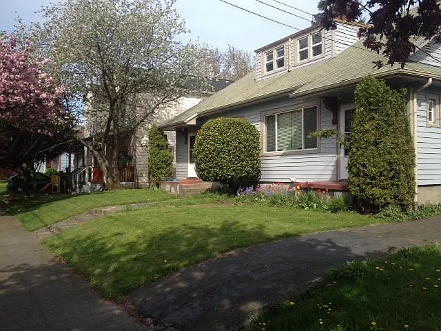 647 N Webster St — Photo 16