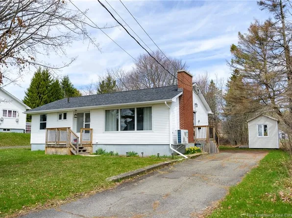 565 Hillcrest Dr, Fredericton, NB E3A 2X8
