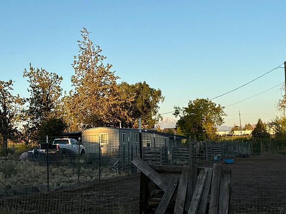 3rd image of 788 NE Yucca Ave