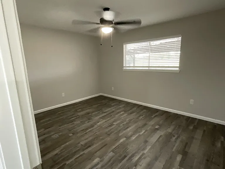 Lake Breeze Apartments — Photo 15