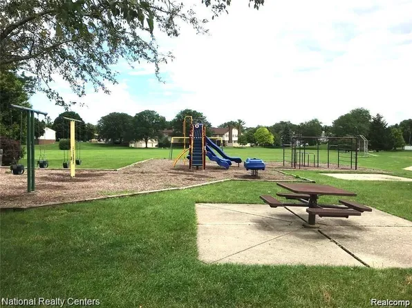 21336 E Glen Haven Cir, Northville, MI 48167