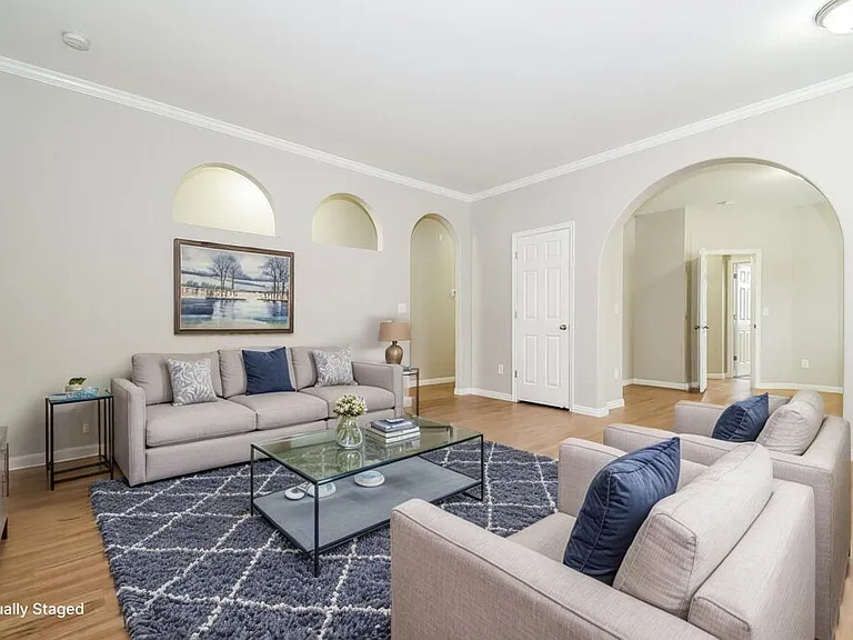 1040 York Dr — Photo 4