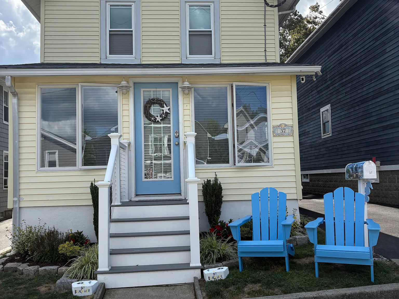 37 Lawrence Ave — Photo 1