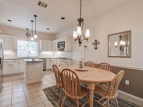 4th image of 914 Blackstone Dr
