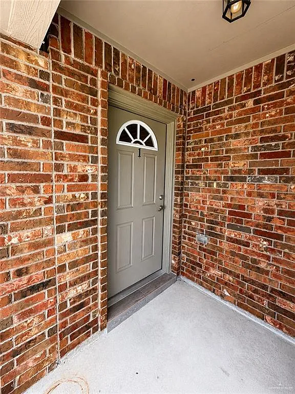 3 bed, 2.0 bath, 1050 sqft, $1,100 — Photo 2