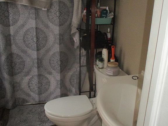 3rd image of 706 E Joliet St