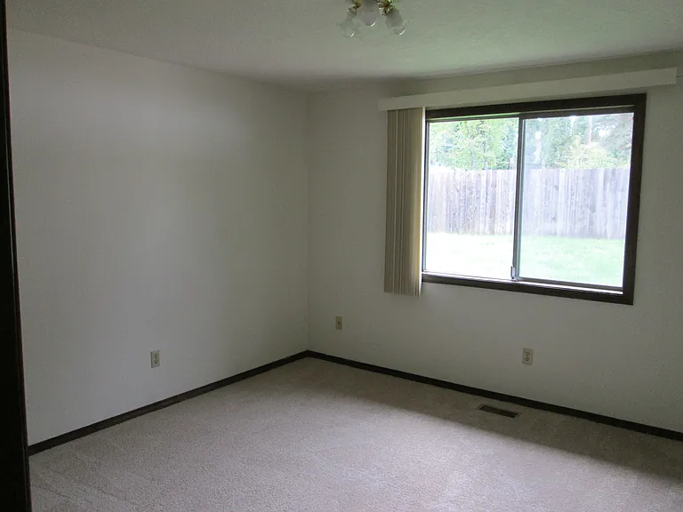 17640 SW Wright St — Photo 10