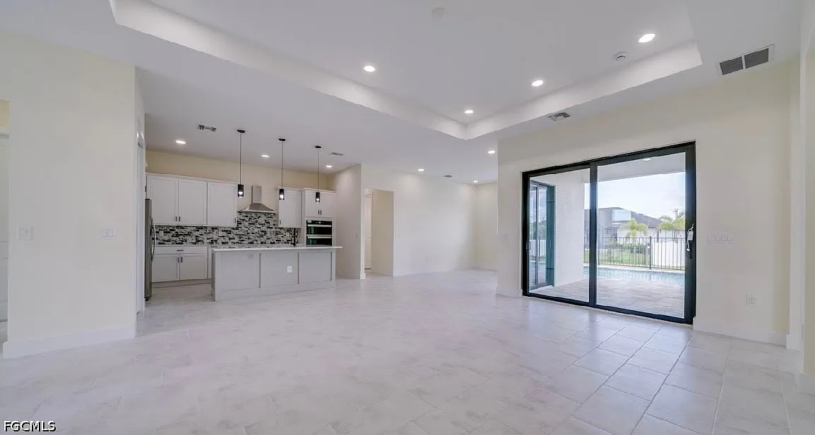 3 bed, 2.0 bath, 2201 sqft, $3,200 — Photo 4