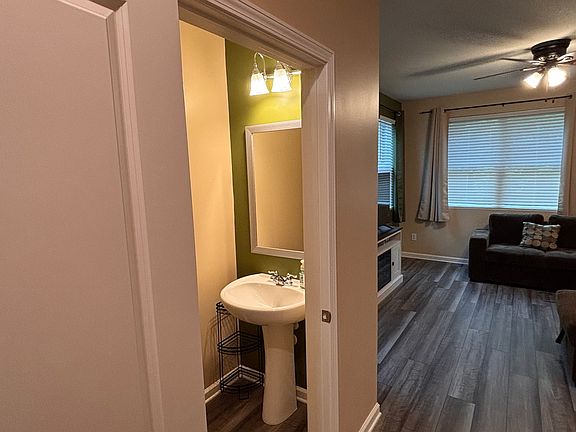 4th image of 628 Jervis Way