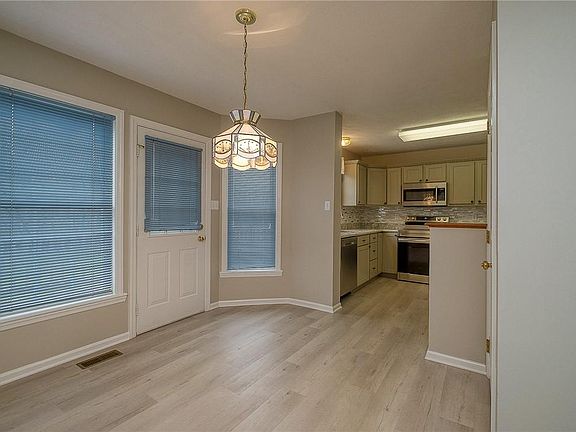 3rd image of 413 McCombs Rd