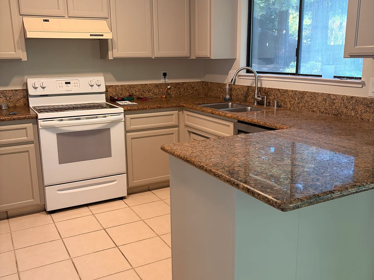 3 bed, 1345 sqft, $3,100 — Photo 3