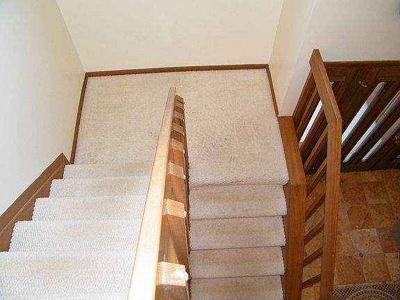 STAIRCASE HOOSE