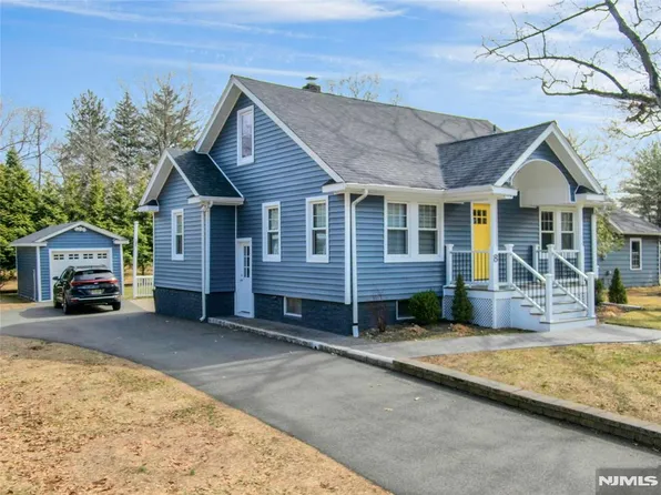 8 Edgewood Ave, Wyckoff, NJ 07481