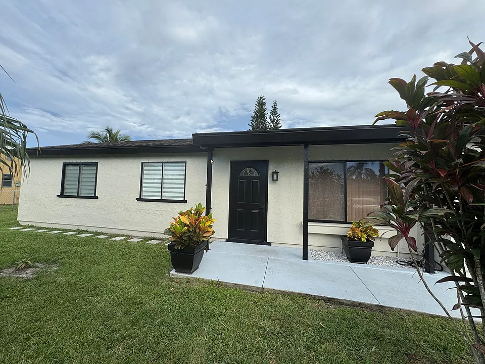 282 SW Bridgeport Dr