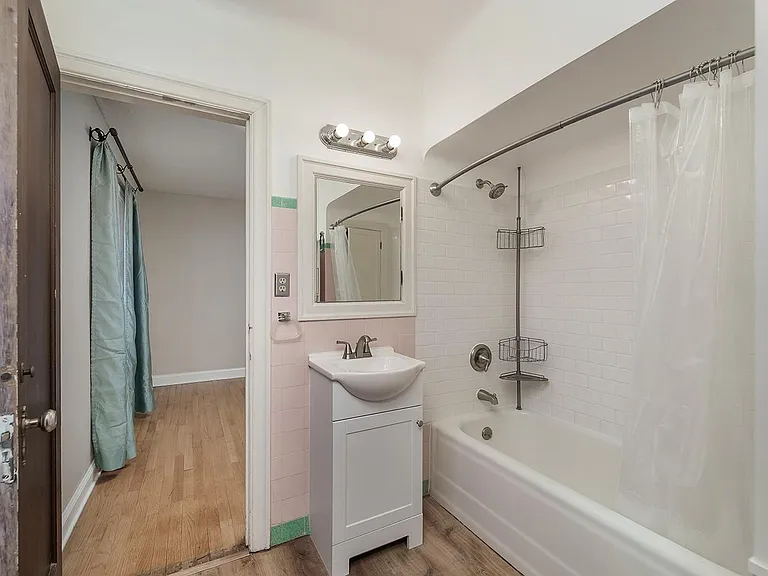 Jack and Jill bathroom (located between 2 bedrooms)