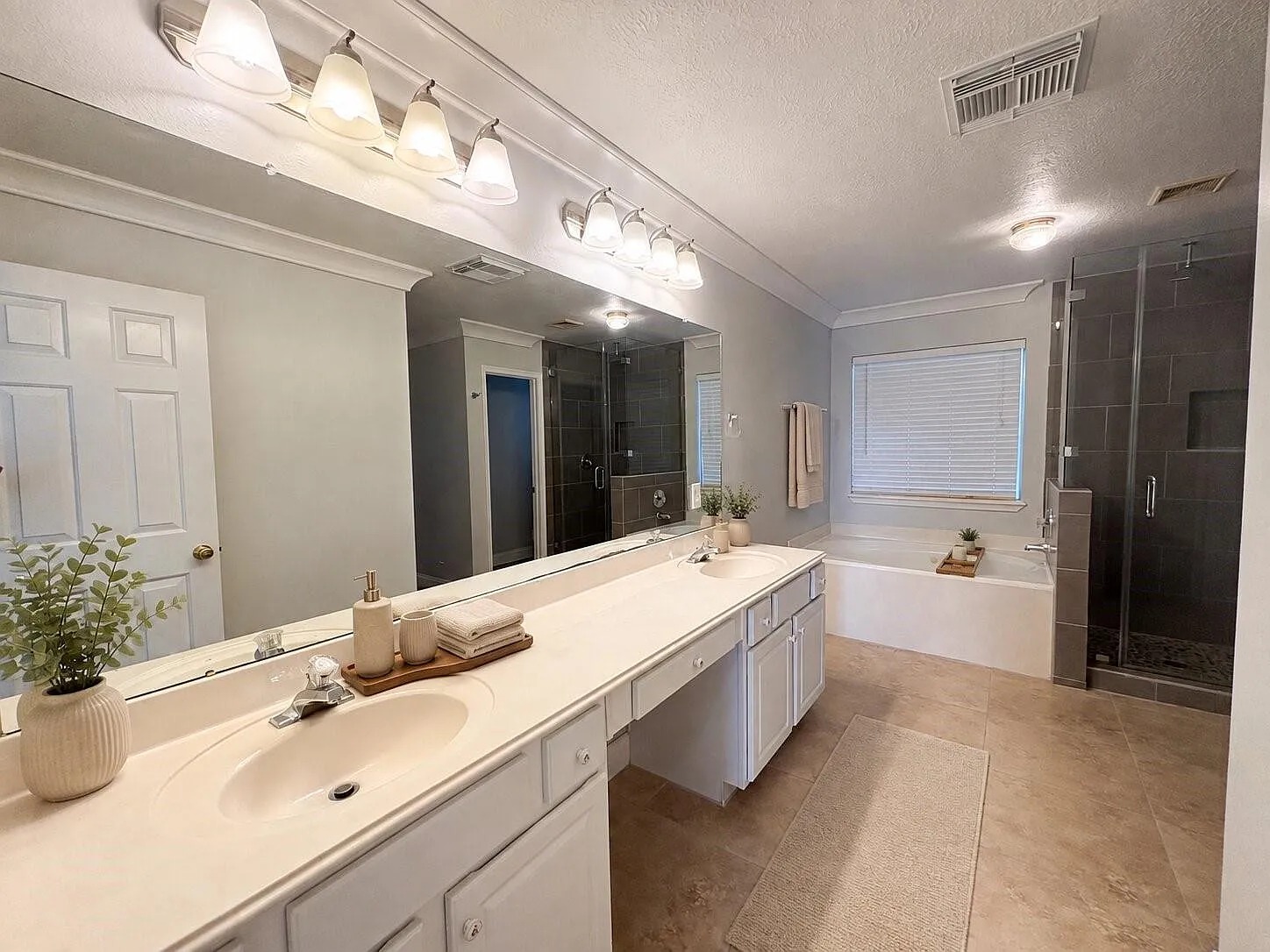 4 bed, 2.5 bath, 3008 sqft, $3,500 — Photo 2