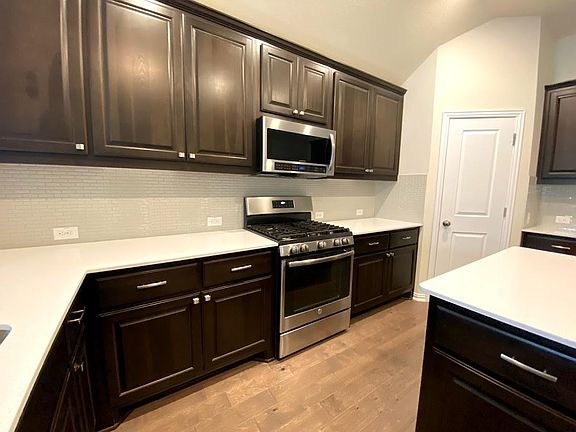 4th image of 912 Zacarias Dr