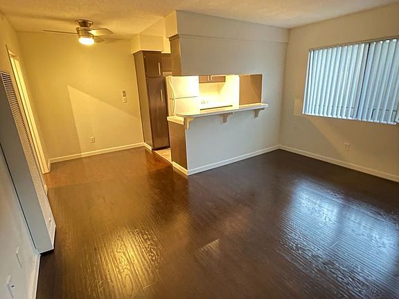 4th image of 2120 Vanderbilt Ln APT 10