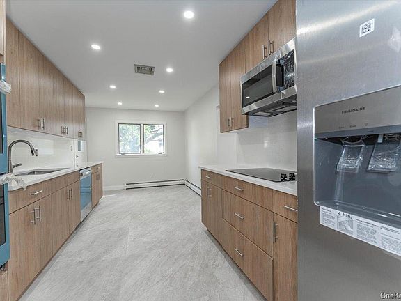 5th image of 1066 Cedarhurst Street