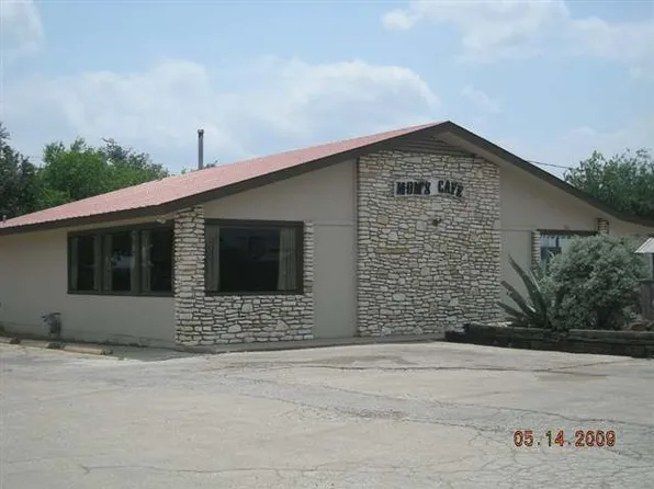 910 W Young St, Llano, TX 78643