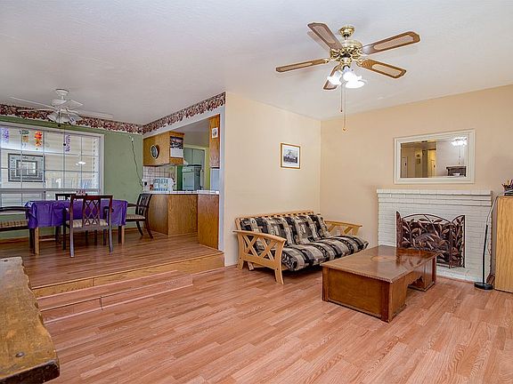 3rd image of 808 Donner Way