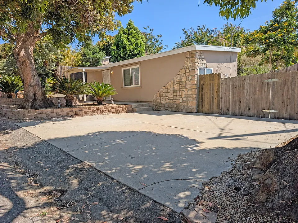 686 Mission Dr