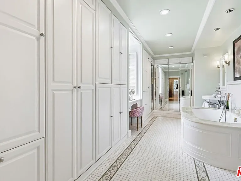 516 S Rimpau Blvd — Photo 48