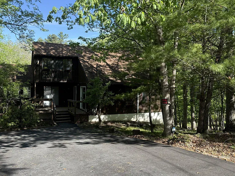 5375 Woodbridge Dr E — Photo 1