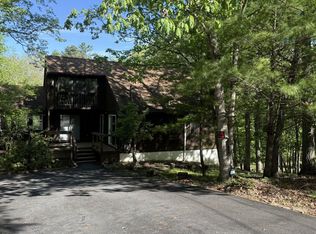 5375 Woodbridge Dr E, Bushkill, PA 18324