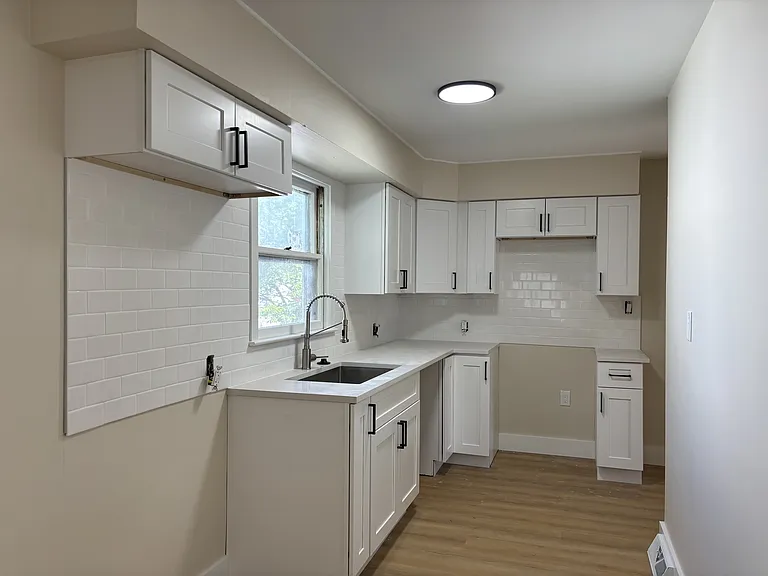 2130 Brady Ave — Photo 4