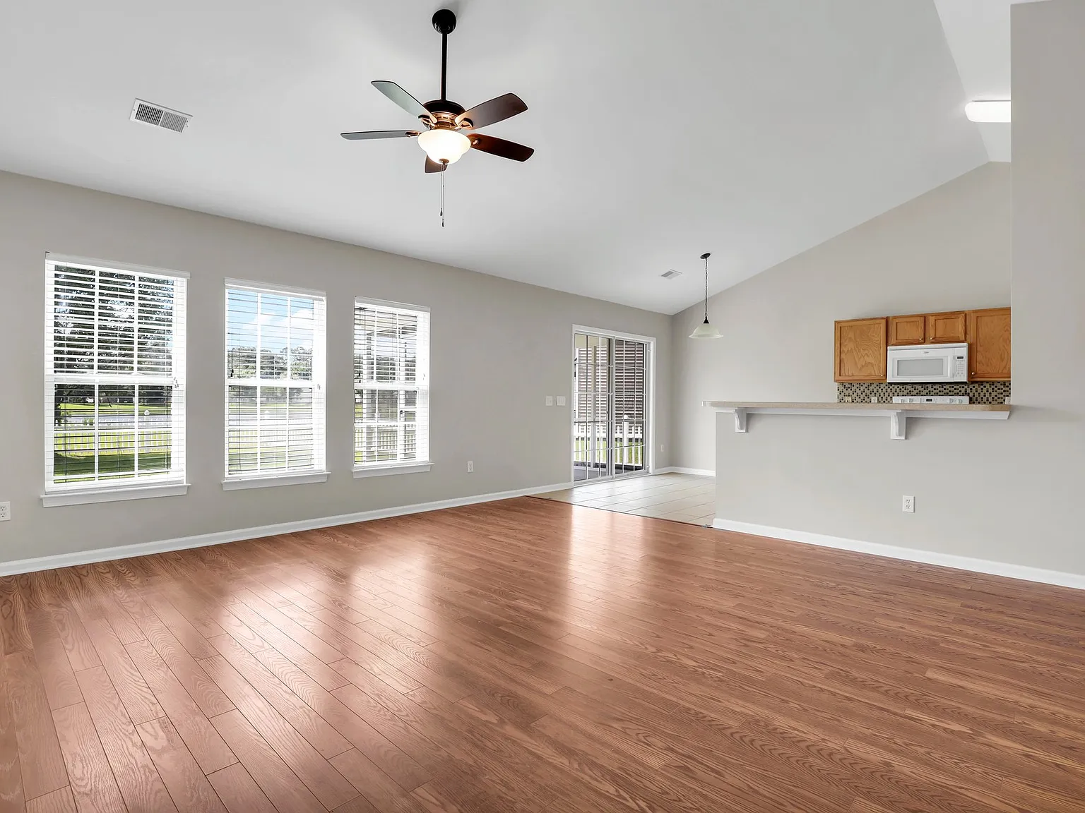 3 bed, 1298 sqft, $2,199 — Photo 4
