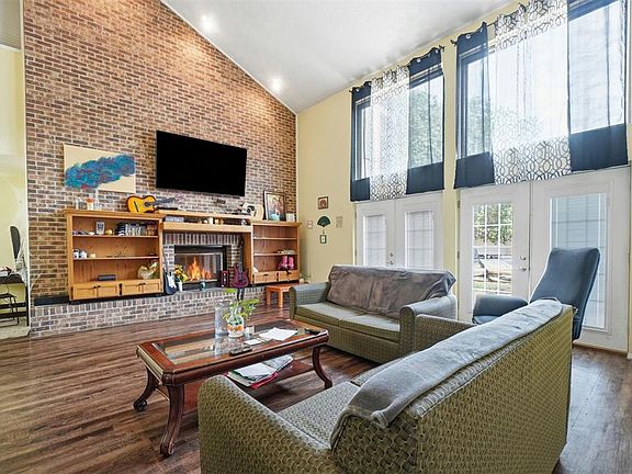 4th image of 1009 Mockingbird Ln