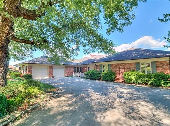 3rd image of 2810 Lakeview Dr