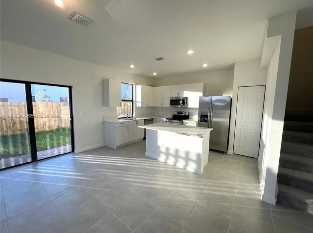 3 bed, 1812 sqft, $3,000 — Photo 2